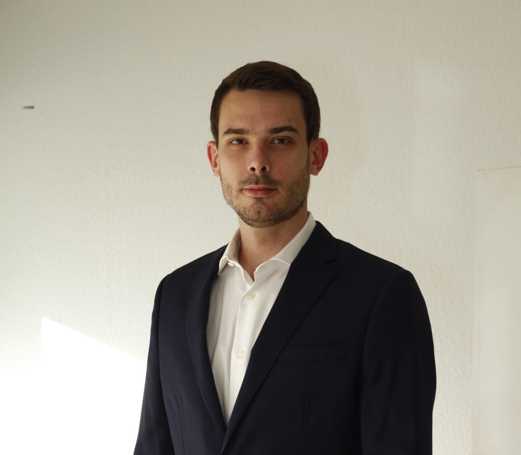 Matteo Morniroli si è diplomato al CISA ma ha scelto di lavorare per le onoranze funebri dove ha vissuto anche il difficile periodo della pandemia