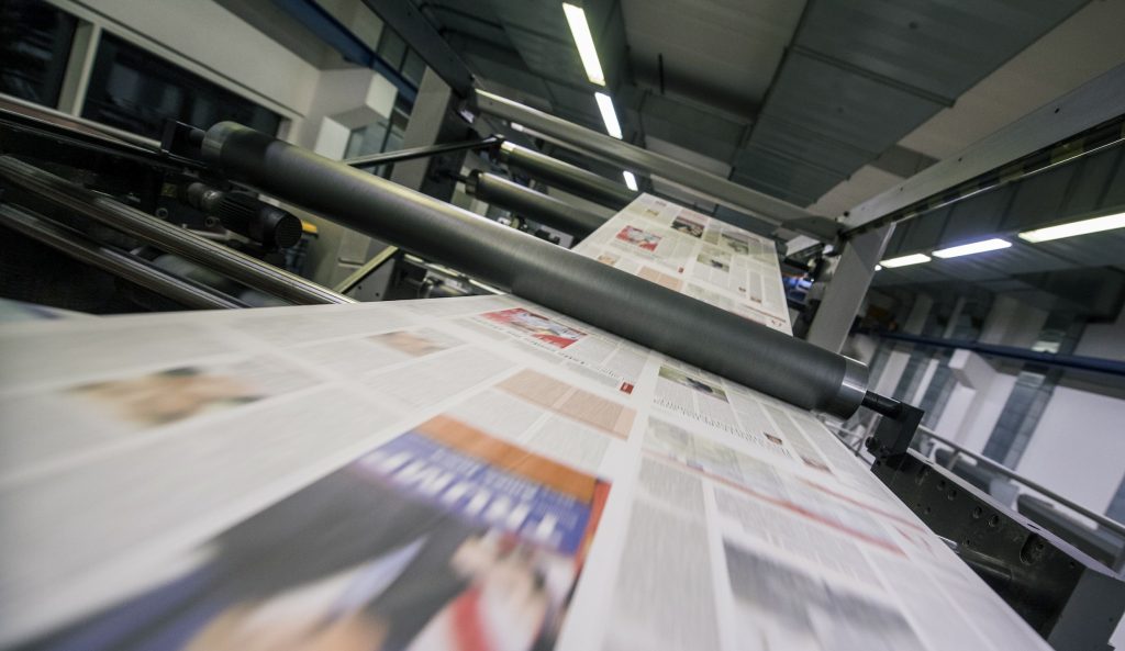 Le tirature calano e molti giornali sono in crisi, c’è chi ridimensiona e chi scompare, come «L’Hebdo» (CdT - Reguzzi)