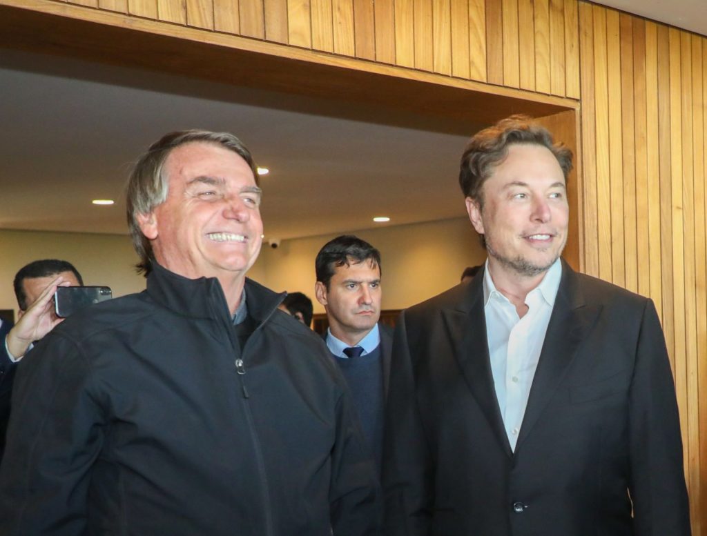 Elon Musk, a destra, e il suo amico ed ex presidente brasiliano Bolsonaro a San Paolo nel 2022. (Wikimedia Commons)