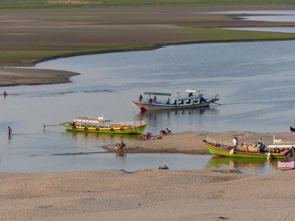 Myanmar, Bagan, barche sul fiume Ayeyarwady