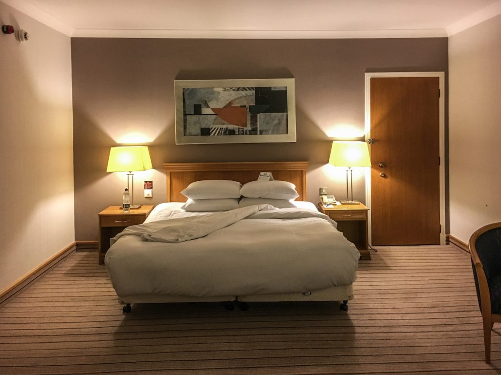 Non luogo: una camera di hotel