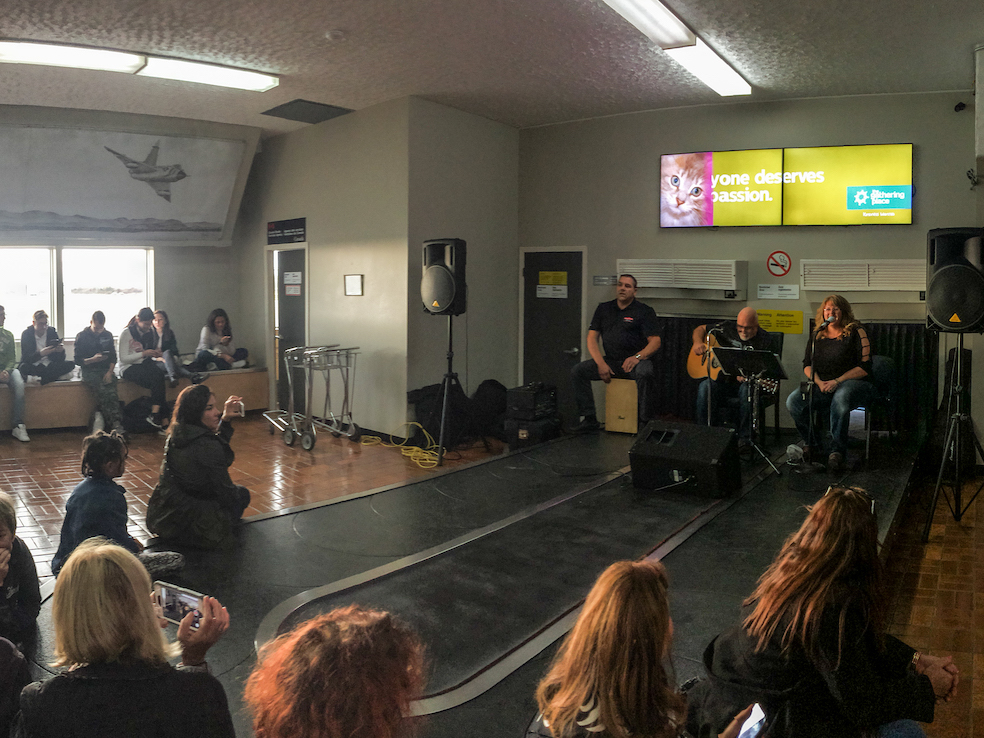 Concerto di musica country improvvisato sul nastro trasportatore