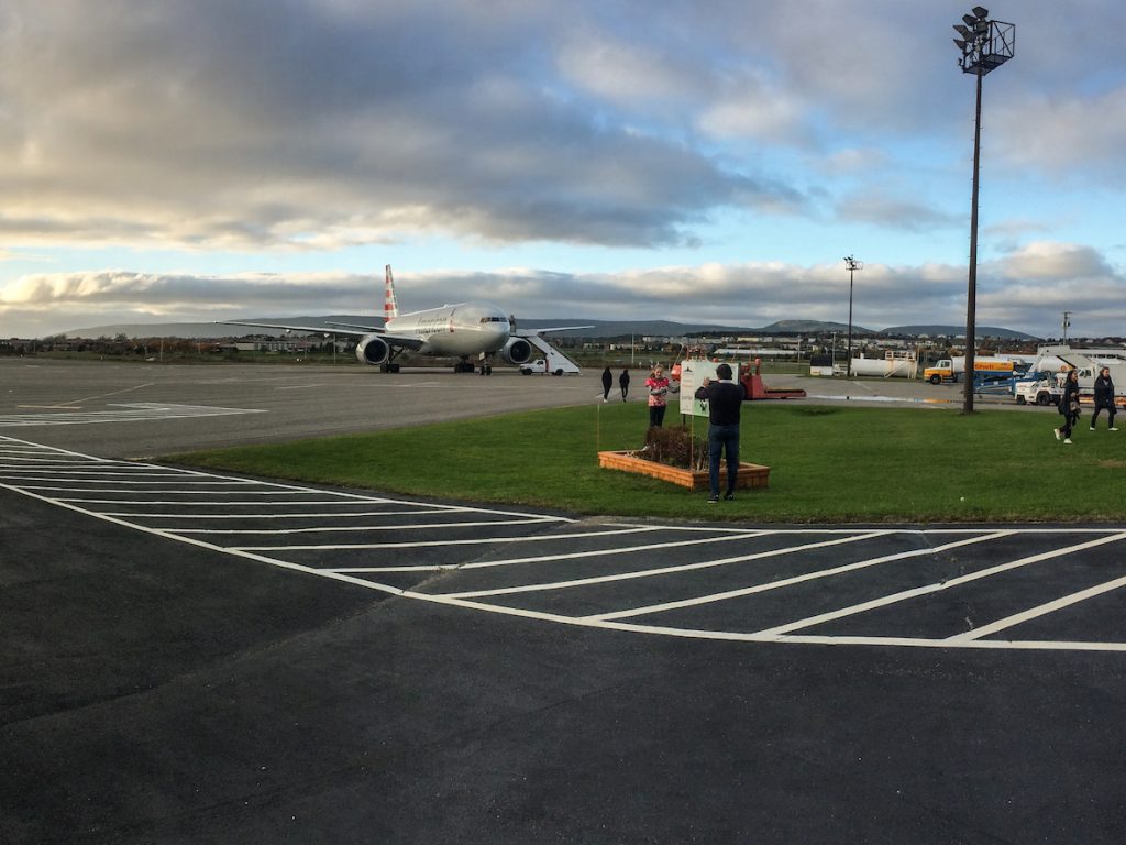 La via di rullaggio di Stephenville e sullo sfondo l’aereo danneggiato