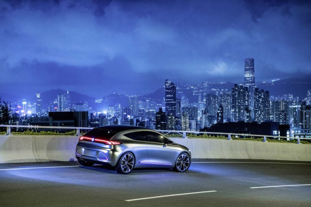 Il prototipo EQA della Mercedes presentato a Hong Kong