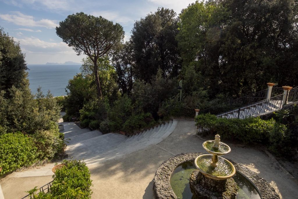 La scalinata di Villa Floridiana (Natalino Russo)