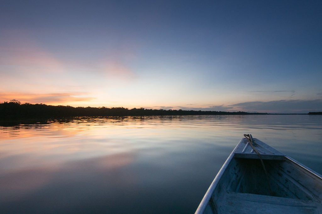 Barcelos, tramonto sul fiume nei pressi del villaggio amazzonico