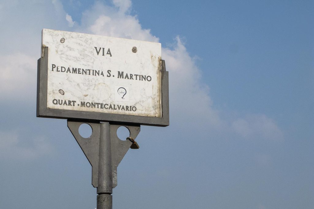 Cartello in via Tito Angelini, davanti all’ingresso di Castel Sant’Elmo (Natalino Russo)