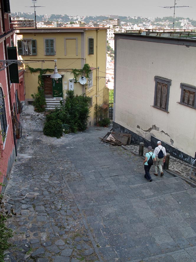 Pedamentina di San Martino. Turisti si godono la tranquillità di questo itinerario pedonale (Natalino Russo)