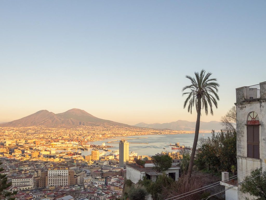 Napoli, sullo sfondo il Vesuvio, panoramica dalla Pedamentina di San Martino (Natalino Russo)