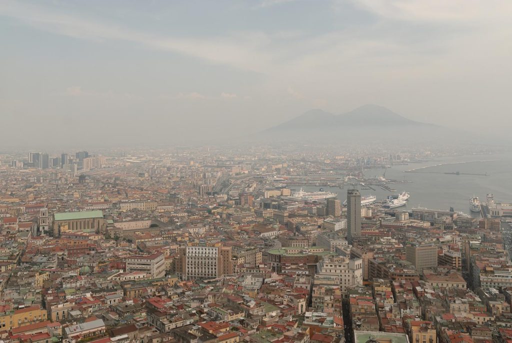 Vista dalla parte superiore della Pedamentina di San Martino, nei pressi di Castel Sant’Elmo. A sinistra il Centro Direzionale, sullo sfondo il Vesuvio (Natalino Russo)