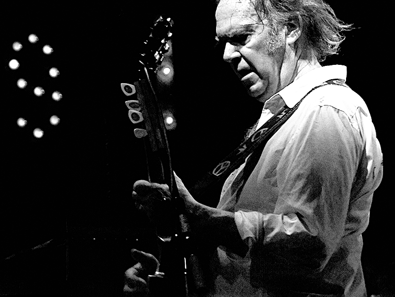 Instancabile e attento al mondo, Neil Young (wikipedia)