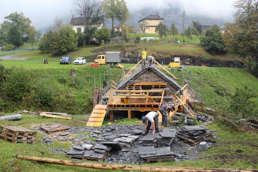 I lavori che hanno assicurato una nuova vita al mulino (Associazione <i>ul Murín da Curzönas</i>)