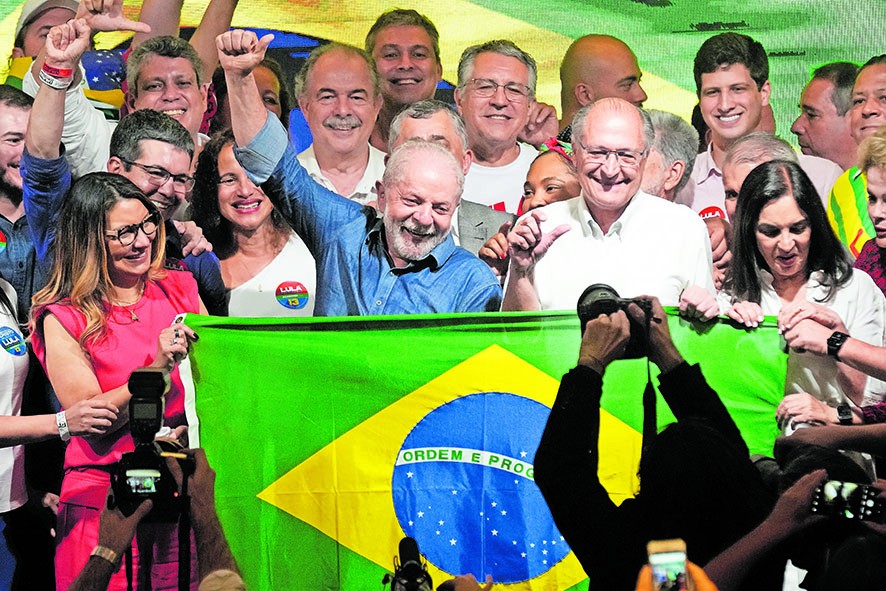 Inacio Lula da Silva festeggia il suo ritorno alla presidenzaq (Keystone)