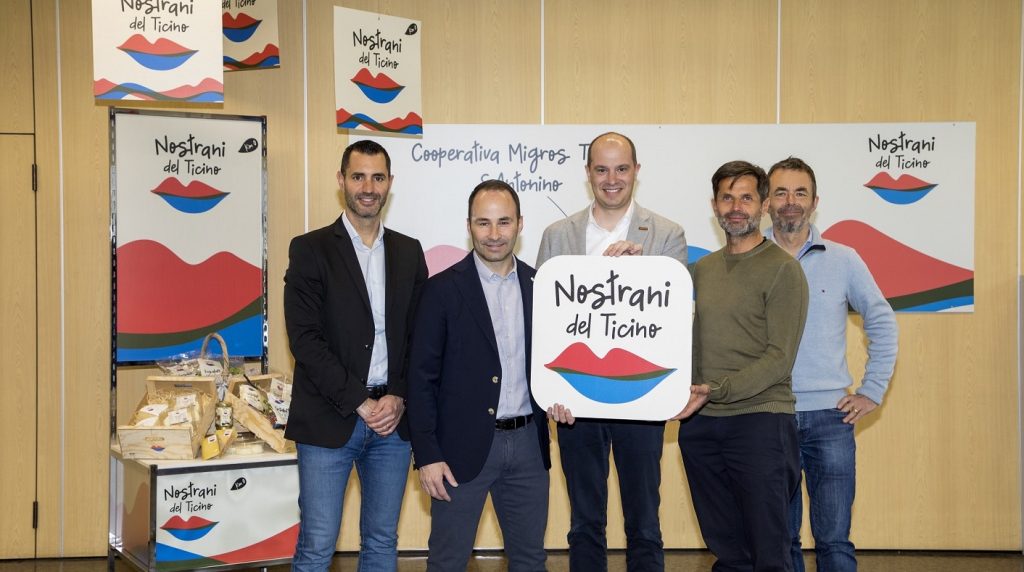 D. Tondi (coord. prog.), M. Righettoni (poligr. Migros TI), D. Bassetti (sponsor/ideatore prog.), D. Guidotti e A. Barbey (dir. e designer Variante) (G. Barberis)