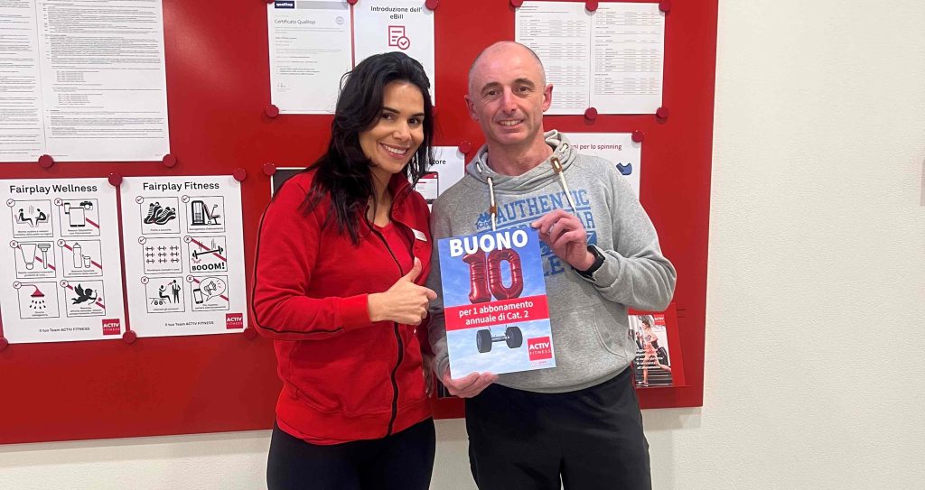 Lorenzo Lorenzini riceve il premio dalla vice-gerente di Activ Fitness Losone (il primo aperto in Ticino) Leidiane Marconi