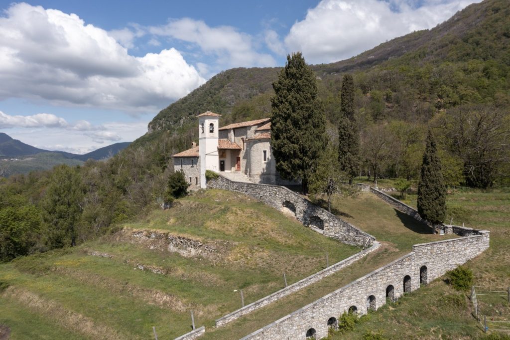 Veduta della chiesa di Sant’Antonino a Obino, frazione di Castel San Pietro (Simone Mengani/Stefano Spinelli)