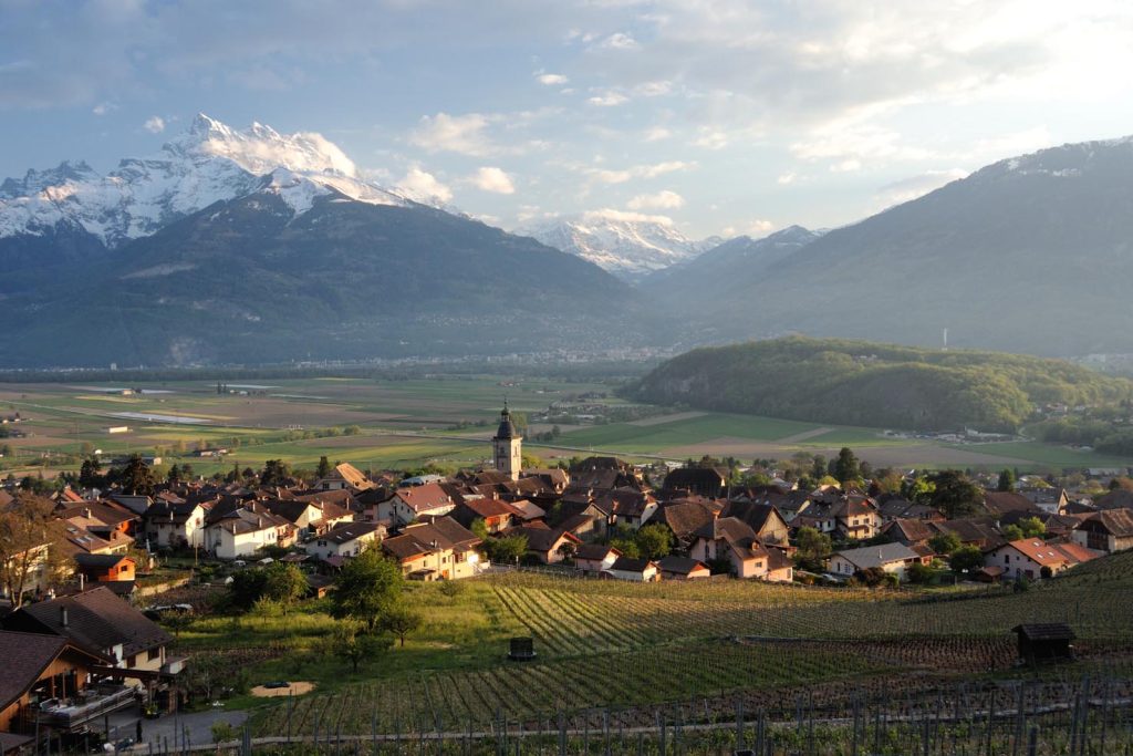 Ollon con i Dents du Midi sullo sfondo, di fronte alla Valle del Rodano. Vista dai vigneti a nord della città (Zacharie Grossen)