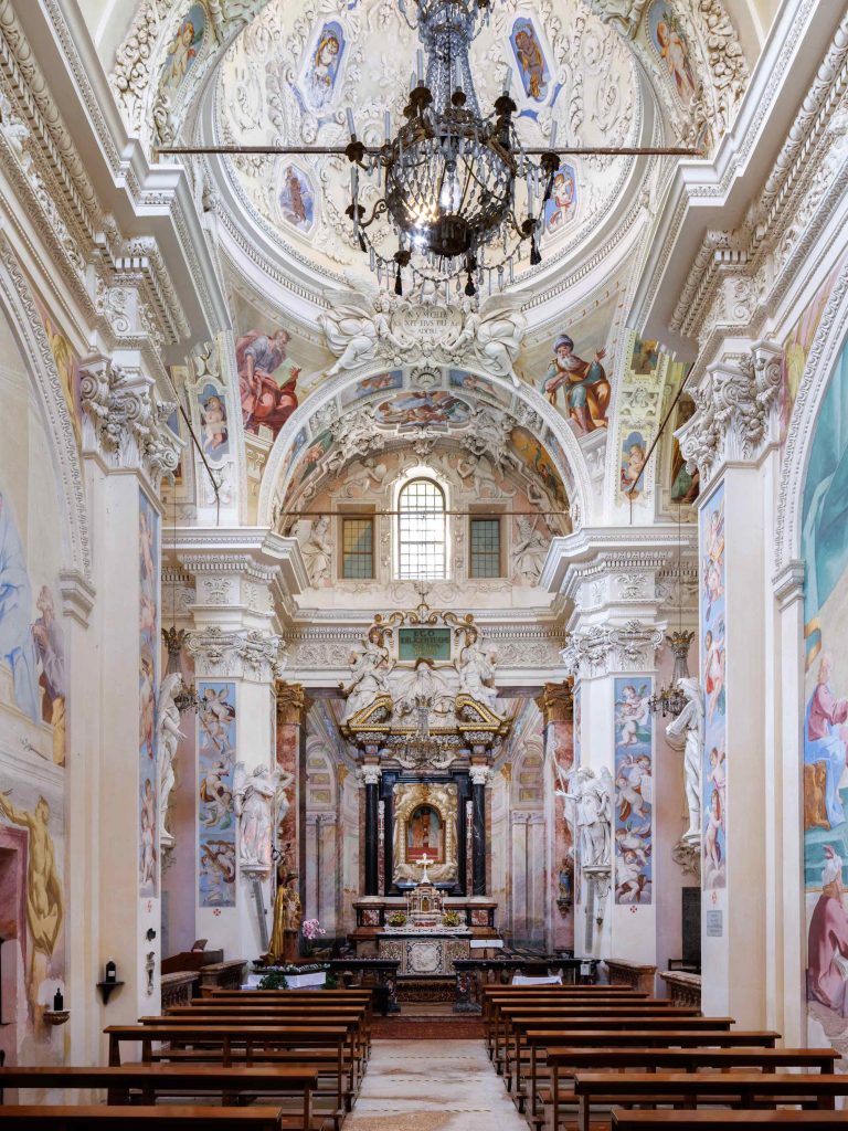 L’interno della Chiesa le cui ricche decorazioni si devono allo stuccatore Alessandro Casella (Luciano Bignotti/Ufficio dei Beni Culturali)