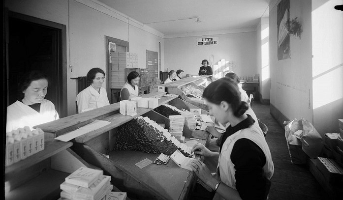 Vincenzo Vicari, Operaie imballano sigarette presso la fabbrica Orienta di Lugano, 1937 (Archivio storico della città di Lugano)