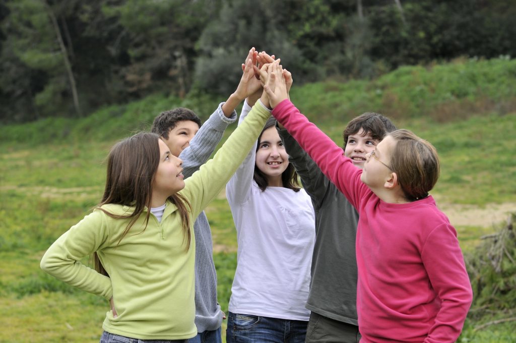 Per i bambini e i ragazzi è essenziale stimolare una sana rete di amicizie e relazioni non mediate dalle tecnologie (Marka)