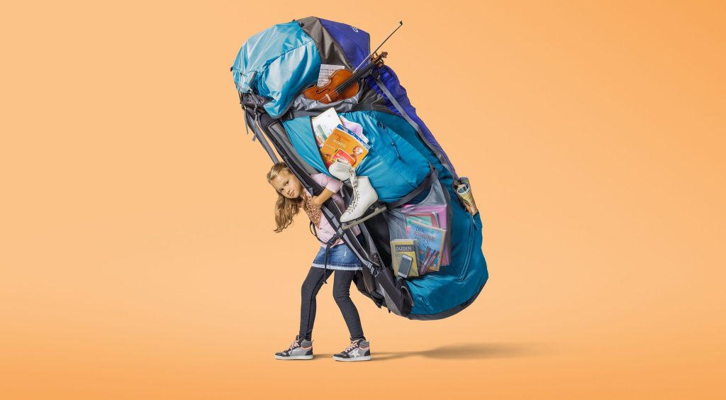 Troppi programmi strutturati e poco tempo per se stessi: per i bambini e i ragazzi, a volte, lo zaino è troppo pesante (Pro Juventute)