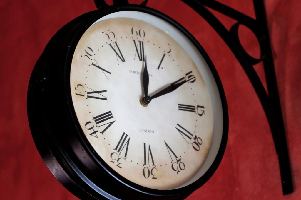 Il tempo è un concetto semplice e lineare solo all’apparenza