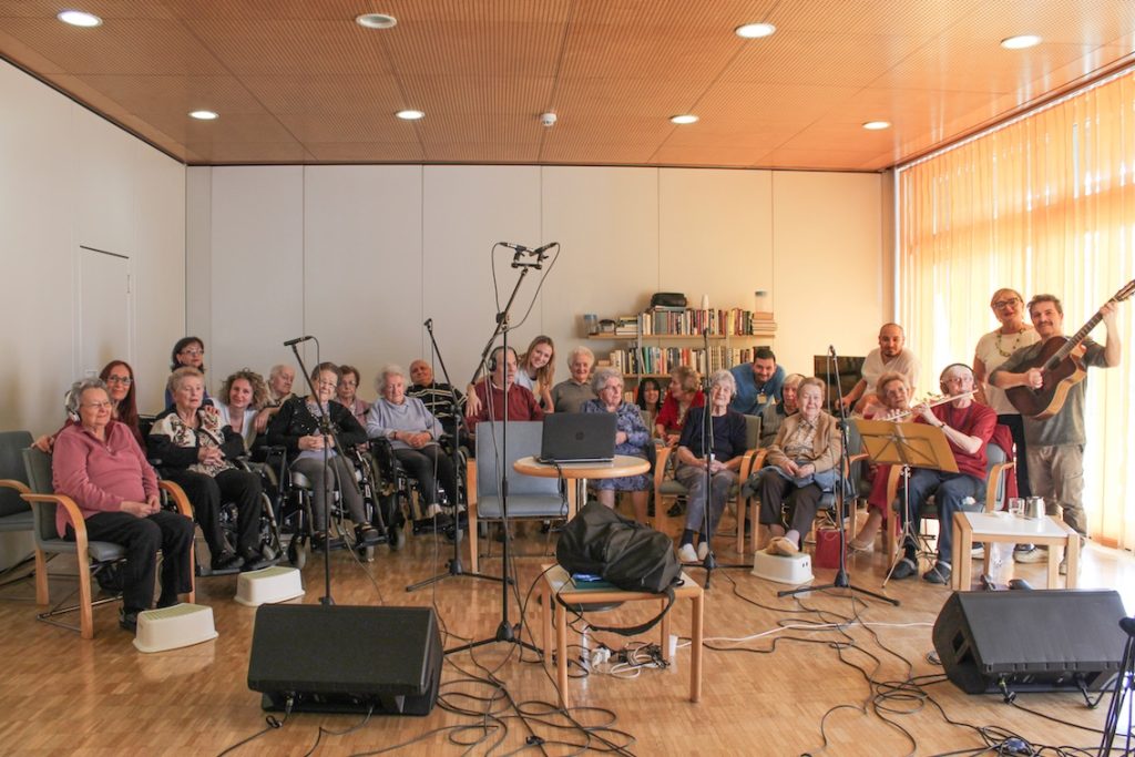 Il Coro Seduto della Casa anziani Cigno Bianco di Agno
