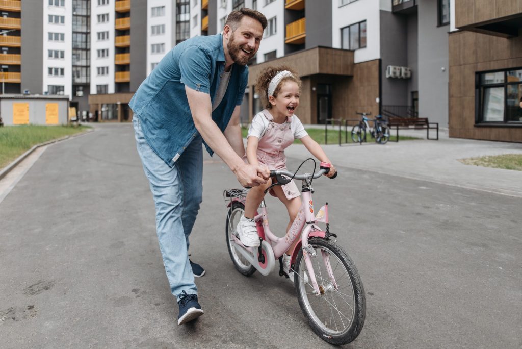 Vicinanza e distanza sono da modulare in funzione dei bisogni del figlio, come quando gli si insegna ad andare in bicicletta (pexels.com)