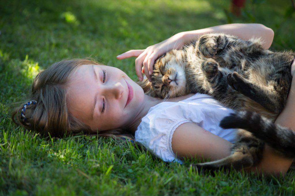 A molti bambini altamente sensibili fa bene il contatto con la natura e gli animali (Marka)