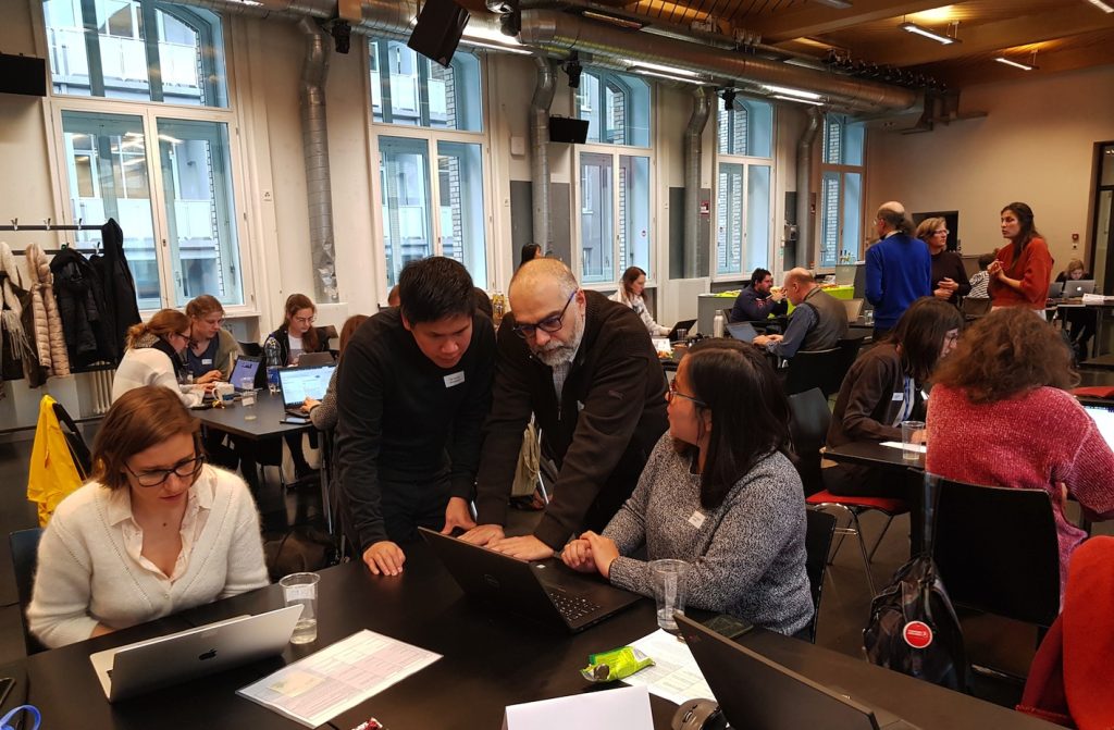 Ilario Valdelli (terzo da sin.) in una delle «maratone di scrittura» Edit-a-thon in cui si creano, modificano e migliorano gli articoli (Wikimedia Commons)