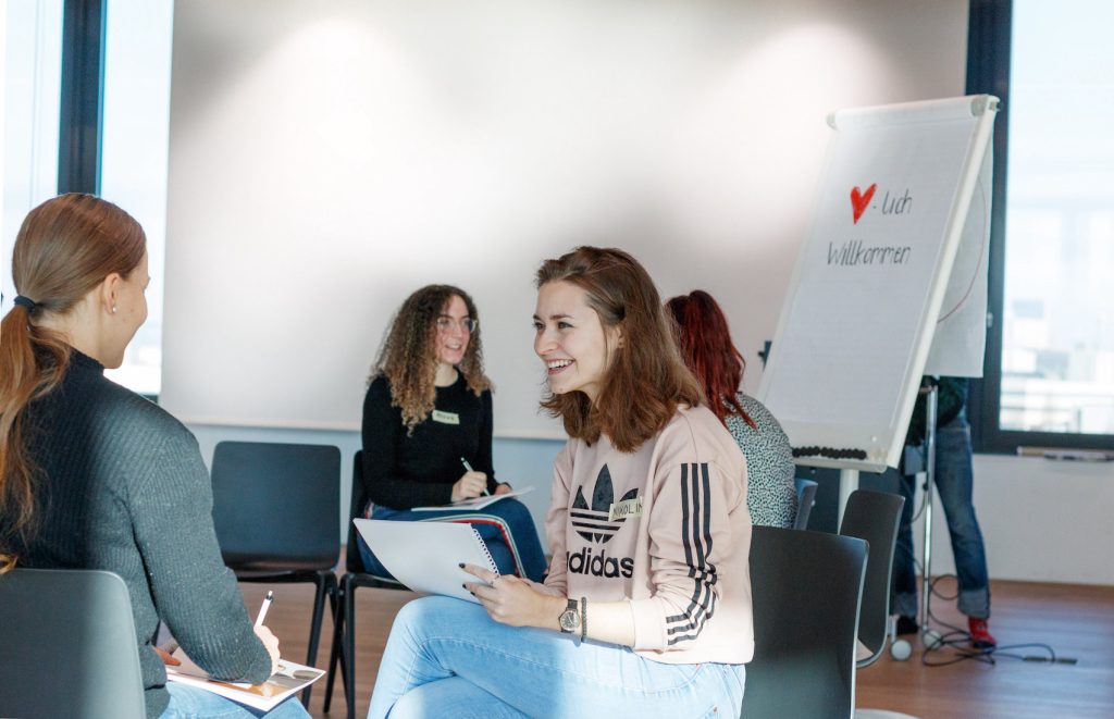 La coppia di giovani formata da mentore e mentee si incontra un paio di volte al mese (www.rockyourlife.org)