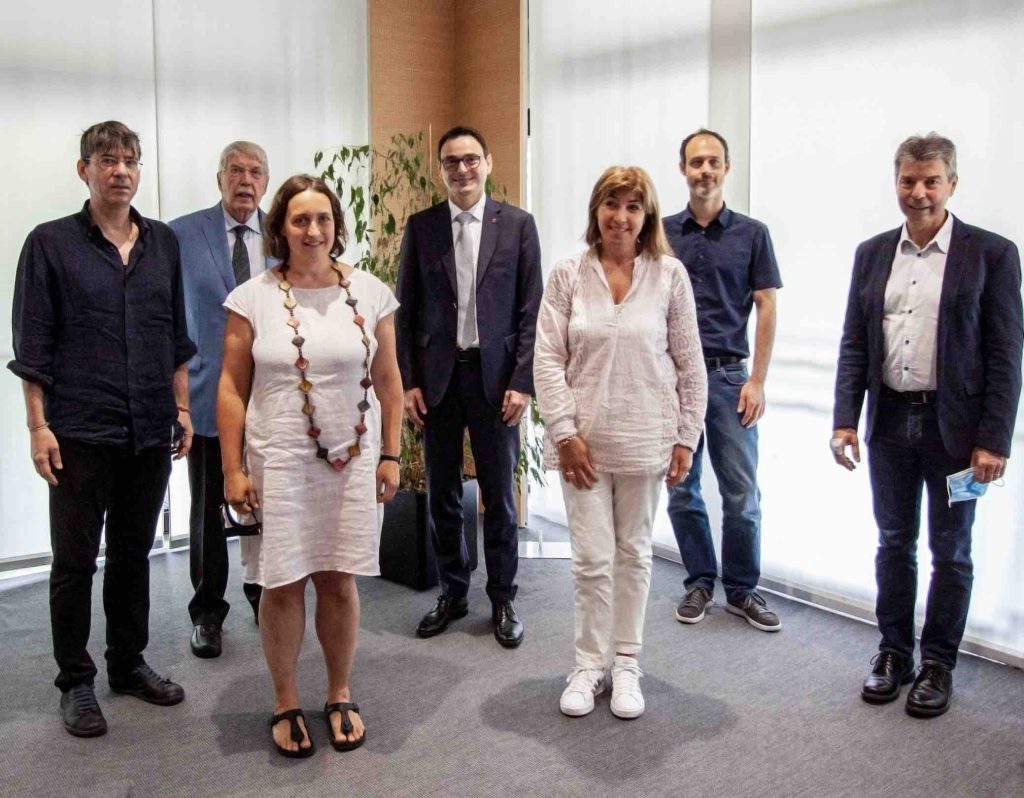 Il Consigliere di Stato De Rosa il giorno della presentazione del progetto con
(da sin. ) G. Bernasconi, A. Agustoni (pres. del Consiglio di Fondazione Ares), C. Lombardoni, R. Pozzi, N. Rudelli e il dott. G. Ramelli (primario di Pediatria all’EOC)