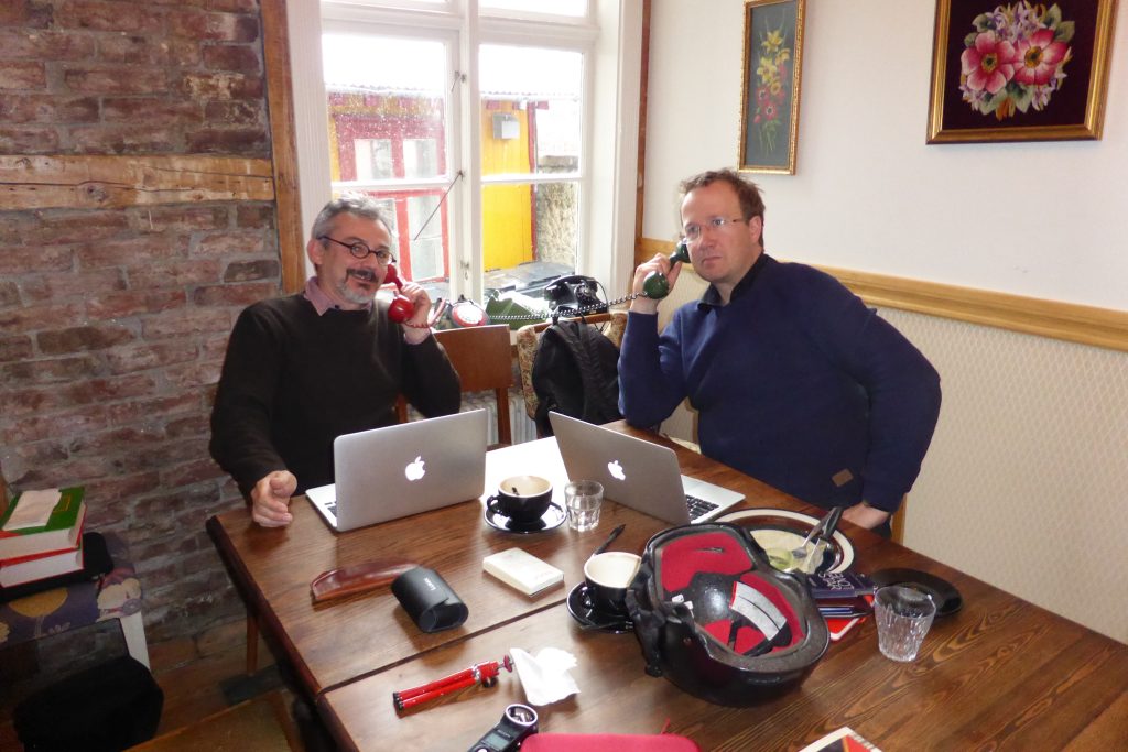 Angelo Ferracuti e Andri Snær Magnason durante il loro incontro nel bar di Reykjavik, luogo prediletto dell’autore per scrivere.