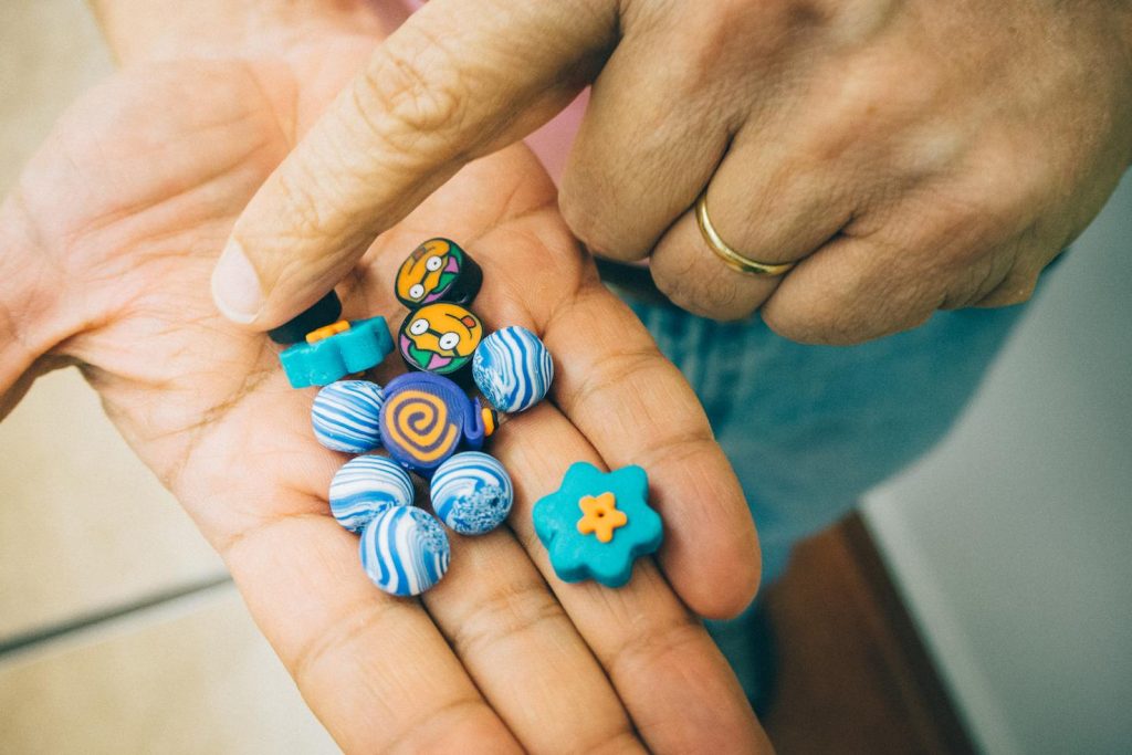 Le perle-premio che vengono distribuite dopo ogni visita medica o intervento