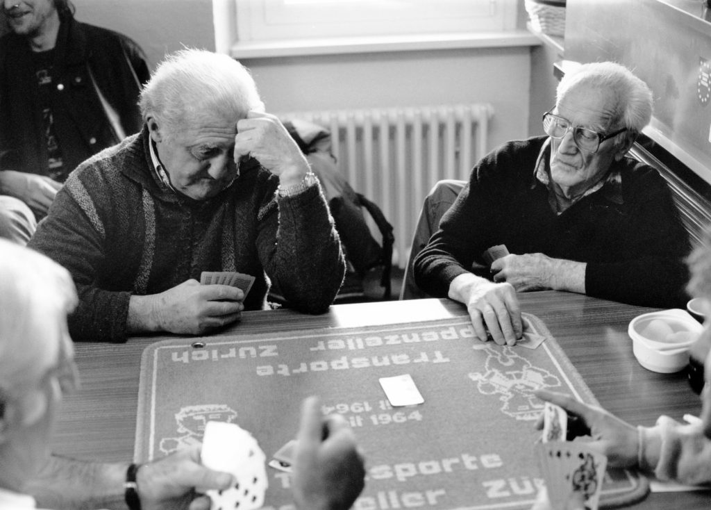 Una partita a scopa nel ristorante Manciana a Scudellate, fotografia tratta dalla pubblicazione «Guarda! Raccomandazioni per il futuro delle regioni periferiche» a cura di Dieter Schürch.(© foto Giovanni Luisoni).