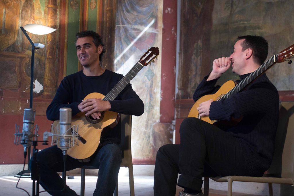 Il chitarrista Cristiano Poli Cappelli insieme al collega musicista Andrea Pace