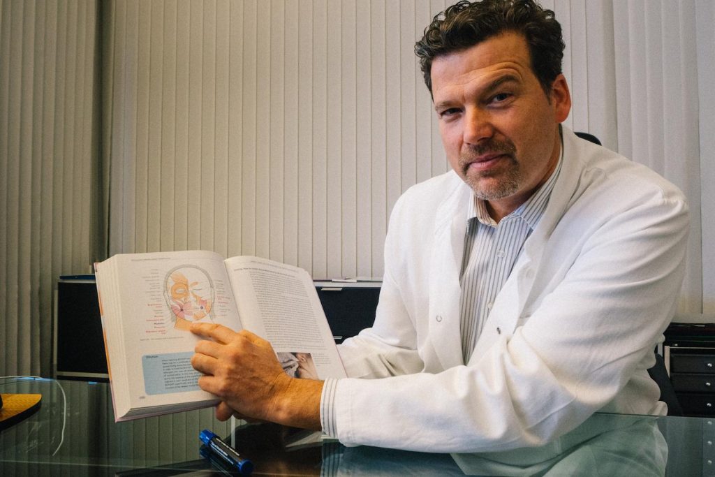 Il dottor Philipp Fallscheer, specialista in chirurgia plastica, ricostruttiva ed estetica (Vincenzo Cammarata)