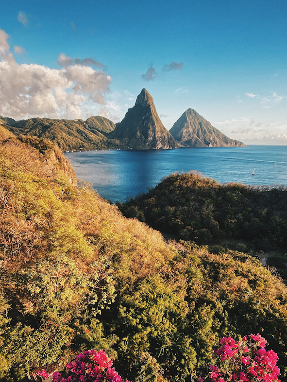 Vista di Santa Lucia, in lontananza i Pitons (© Scott Taylor – Unsplash)