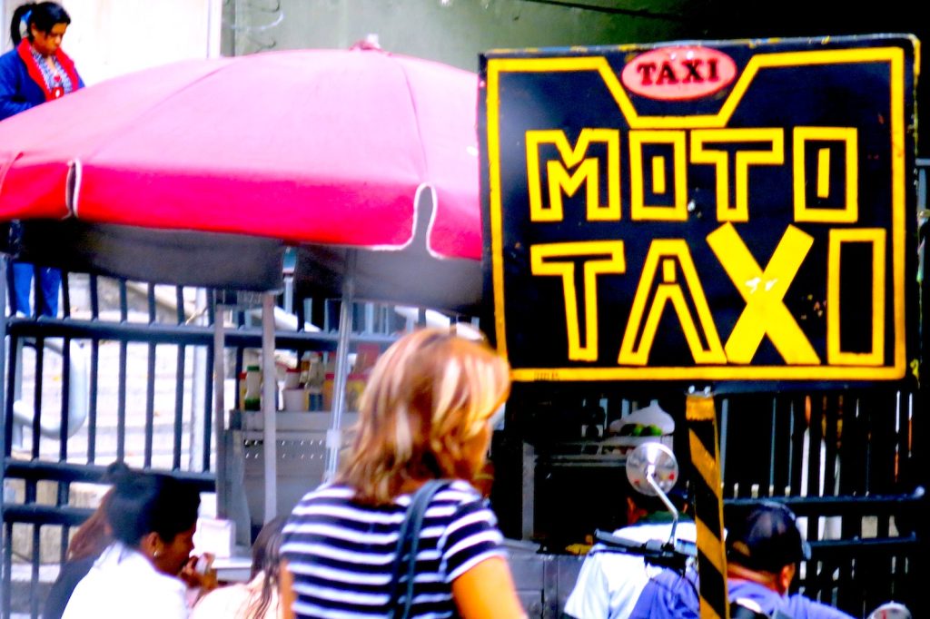 Posto mototaxi. I mototaxi sono il principale mezzo di spostamento per le strade di Caracas, spesso intasate dal traffico