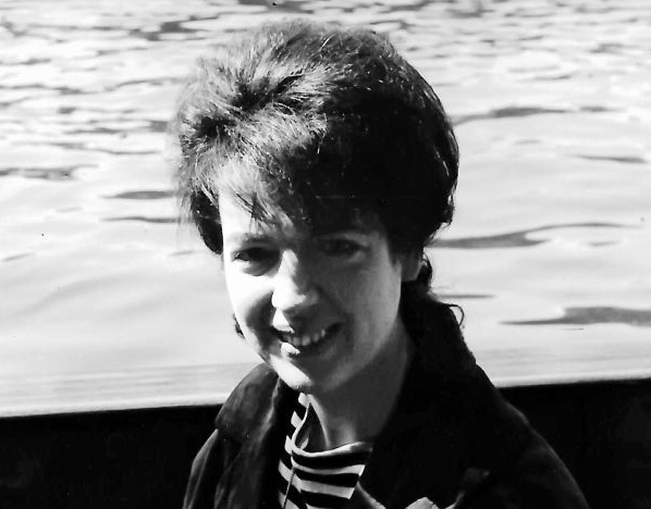 Una giovane Ruth Padrun fotografata sul lungo Senna. 