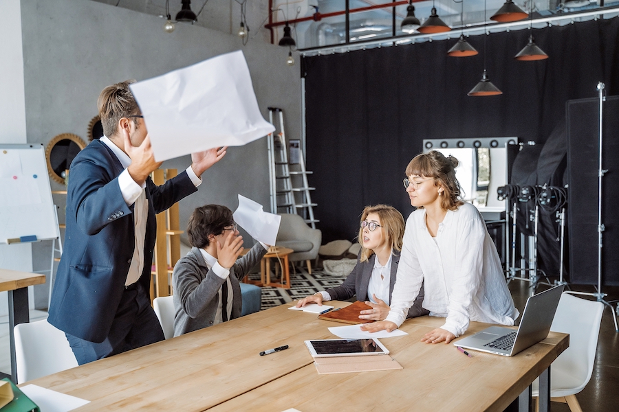 Verso le donne si moltiplicano sul posto di lavoro atteggiamenti, comportamenti ed espressioni verbali, consci o inconsci, che comunicano ostilità. (Freepik)