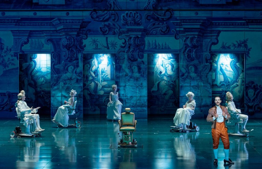 Una scena de Il Barbiere di Siviglia, regia di Carmelo Rifici, direzione musicale di Diego Fasolis (M. Pasquali)