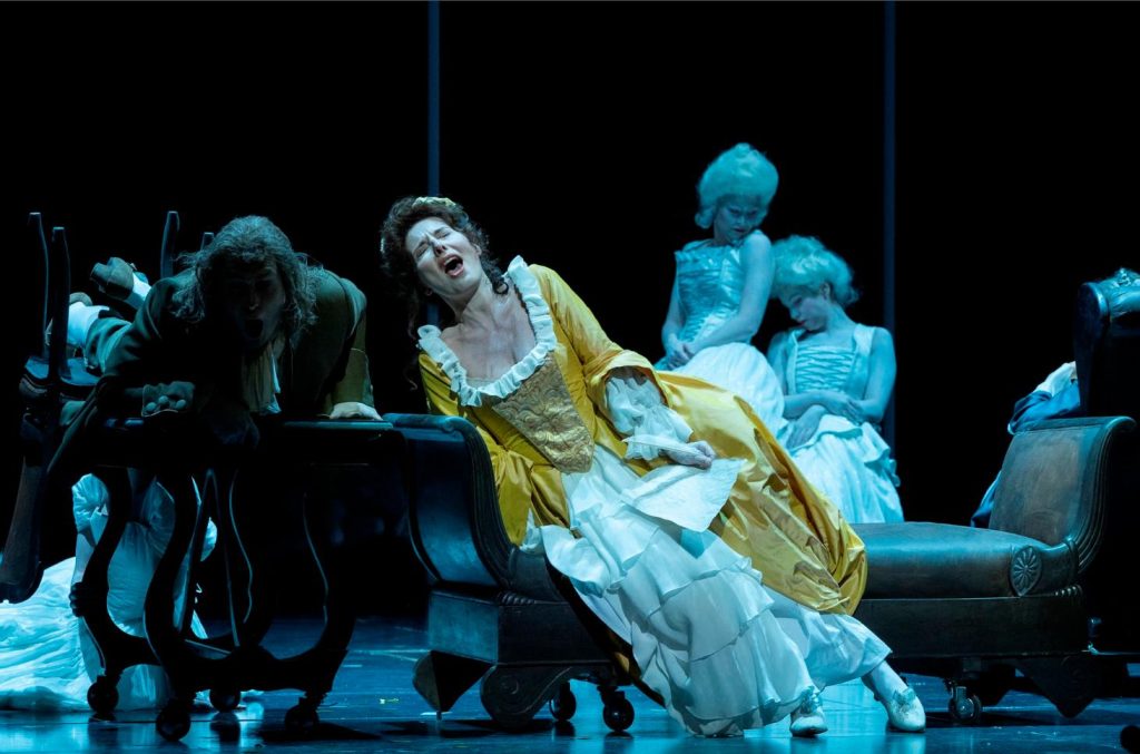 Una scena de Il Barbiere di Siviglia, regia di Carmelo Rifici, direzione musicale di Diego Fasolis (M. Pasquali)