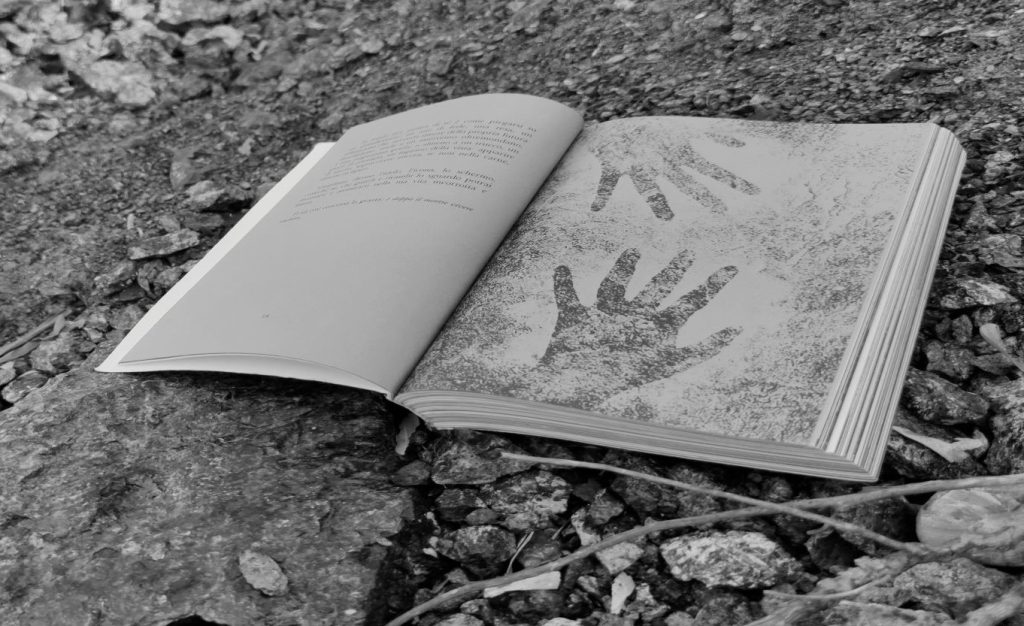 Al contrario di Diorama, le ricercatissime e raffinate immagini che compongono l’opera sono tutte in bianco e nero