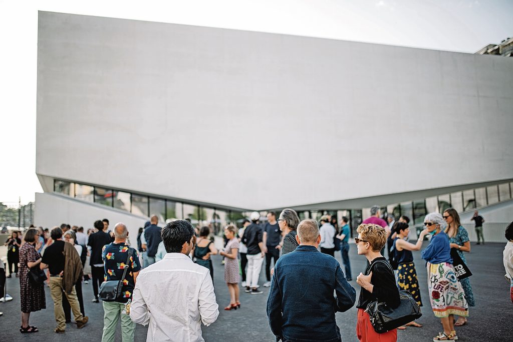 Sopra un momento dell’inaugurazione il 15 giugno scorso, sullo sfondo il nuovo edificio che ospita il MUDAC e il Musée de l’Elysée (© Wiliam Gammuto)