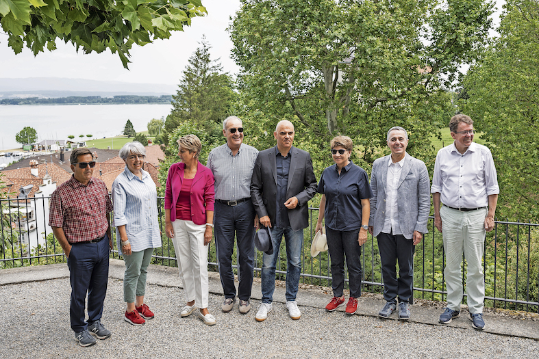 Il Consiglio federale davanti al lago di Murten/Morat a fine giugno. Da sinistra: Walter Thurnherr (il cancelliere), Elisabeth Baume-Schneider, Karin Keller-Sutter, Guy Parmelin, Alain Berset, Viola Amherd, Ignazio Cassis e Albert Rösti. (Keystone)