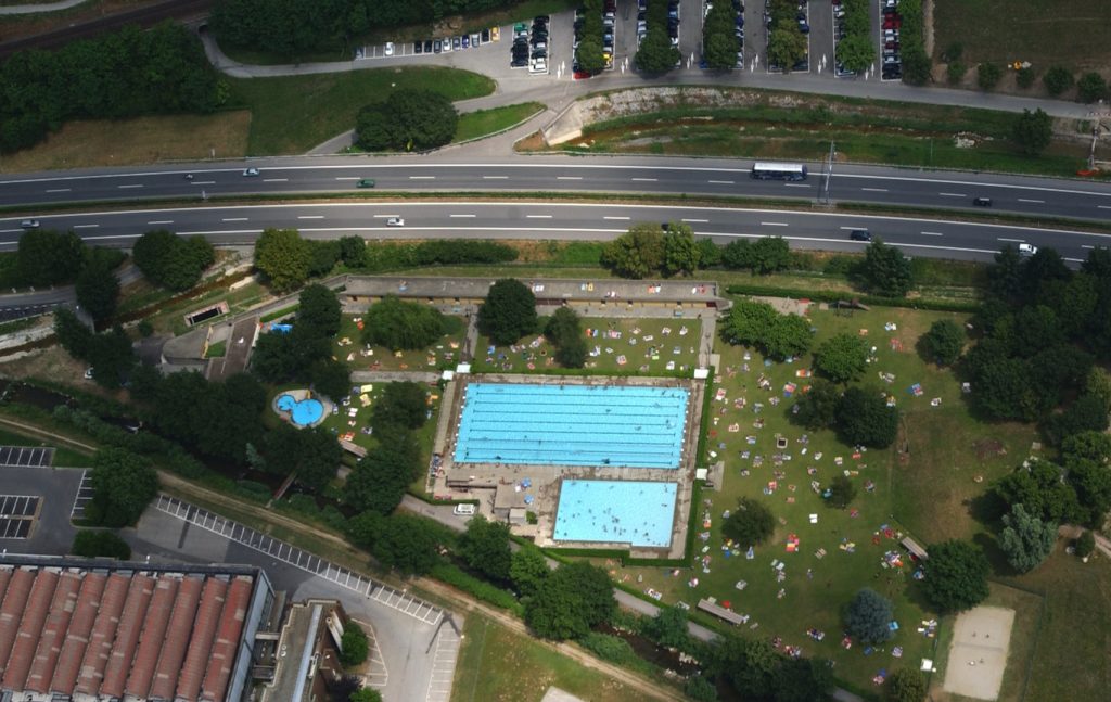 La piscina comunale di Mendrisio sorge accanto all’autostrada (Ti-Press)