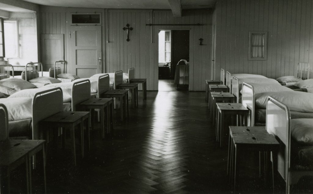 Il dormitorio dell’Istituto femminile cattolico di Richterswil, 1944 (SozArch Ar SGG, Schweizerische Gemeinnützige Gesellschaft)