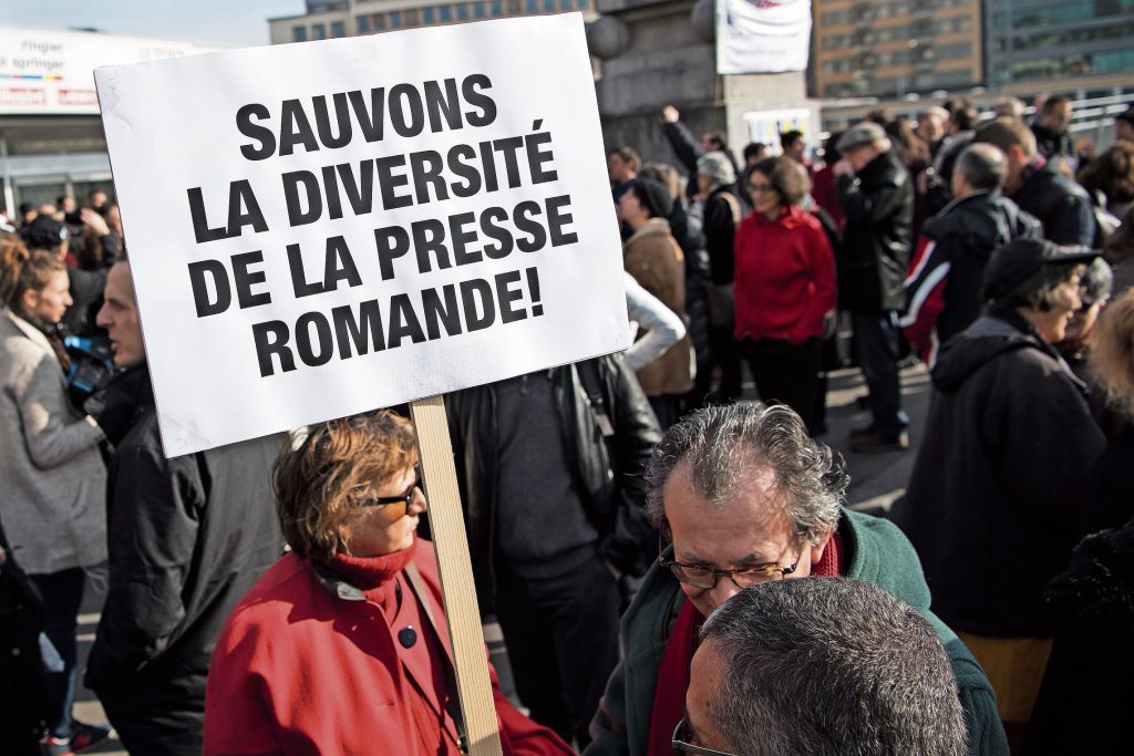 Manifestazione a Losanna in sostegno della stampa romanda qualche giorno prima della chiusura del settimanale «L’Hebdo» nel 2017 (Keystone)