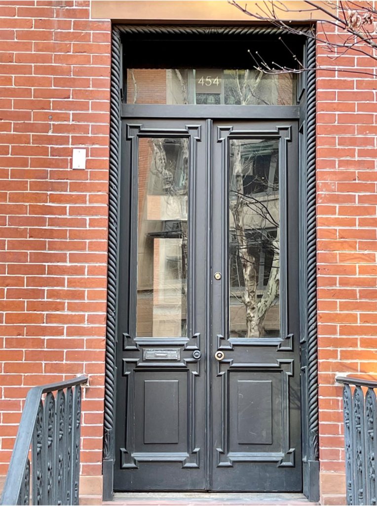 In questa brownstone nel 1951 Kerouac batté su un unico rotolo di carta lungo 36 metri la prima bozza del suo capolavoro, «On the Road»